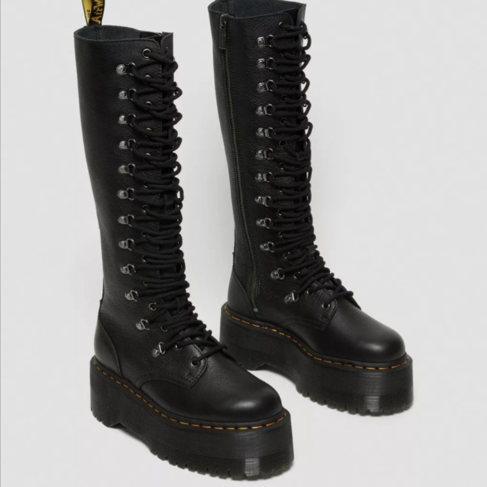 Dr Martens 1B60 Max Hardware